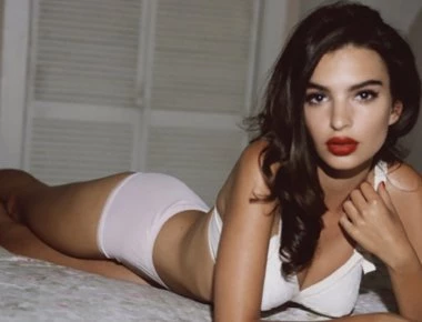 Η Emily Ratajkowski απολαμβάνει το μπάνιο της- Τόσο που ποζάρει συνεχώς εκεί! (φωτό)